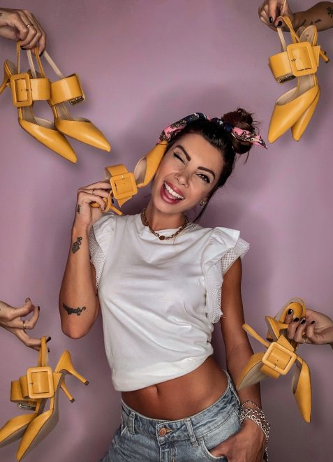 foto creativa scarpe gialle